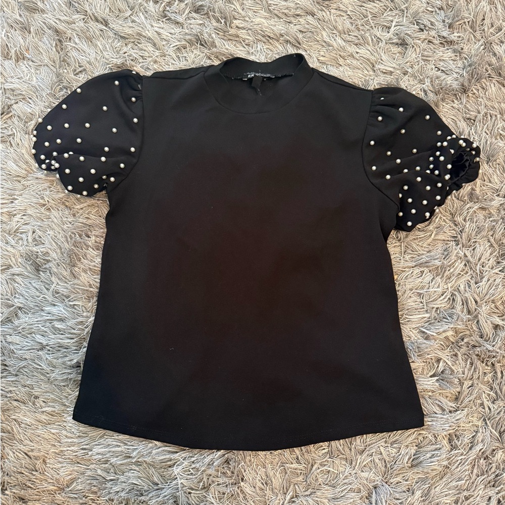 Black Puff Sleeve Pearl-Express Top
